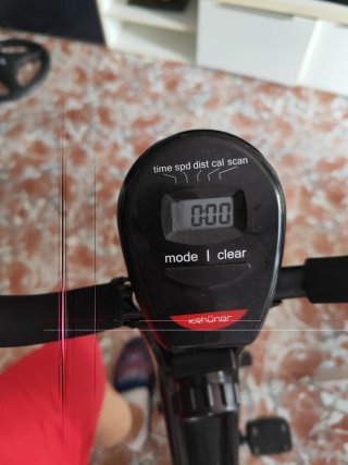 Bicicleta estática y mancuernas