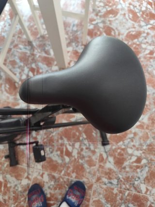 Bicicleta estática y mancuernas