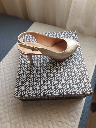 Zapatos de tacón dorados