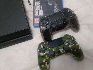 PS4 (PlayStation 4) Negra + Accesorios