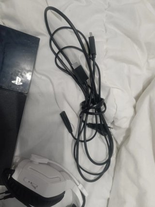 PS4 (PlayStation 4) Negra + Accesorios