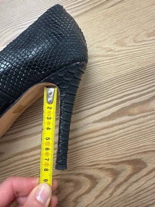 Zapatos de tacón negros de serpiente