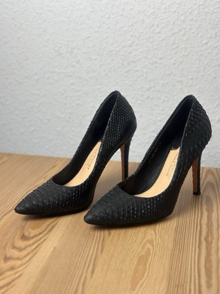 Zapatos de tacón negros de serpiente