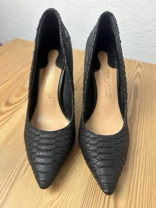 Zapatos de tacón negros de serpiente