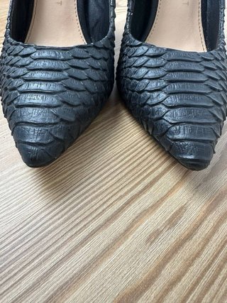 Zapatos de tacón negros de serpiente