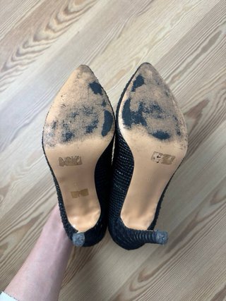 Zapatos de tacón negros de serpiente