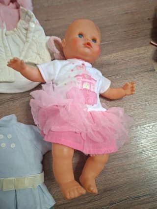 Muñeca bebé con ropa y accesorios