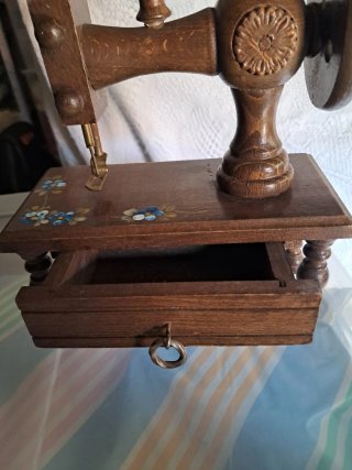 Modellino Macchina da Cucire in Legno