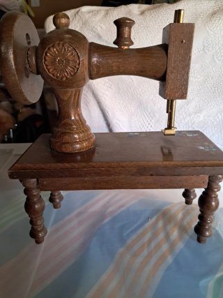 Modellino Macchina da Cucire in Legno