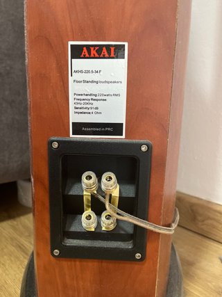Pareja Altavoces Columna Akai 220W RMS
