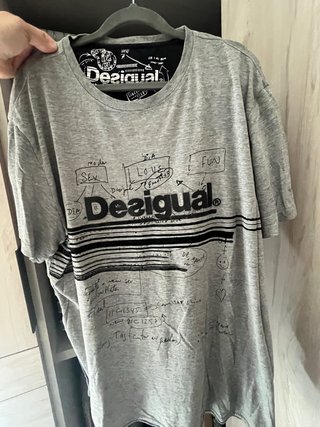 Camiseta Desigual gris con estampado. Talla XL