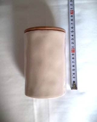 Tarro de cerámica beige con tapa de madera