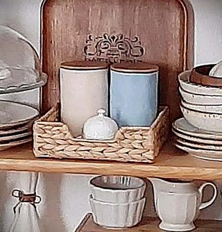 Tarro de cerámica beige con tapa de madera
