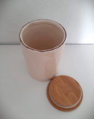 Tarro de cerámica beige con tapa de madera