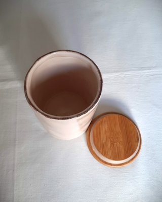 Tarro de cerámica beige con tapa de madera