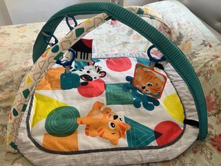 Gimnasio para bebé con juguetes y piano