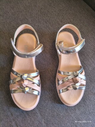 Sandalias plateadas y rosas para mujer