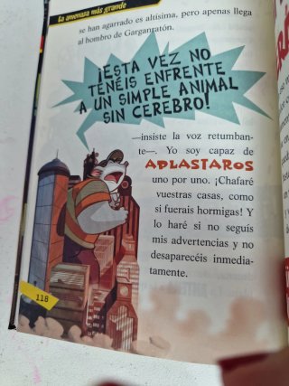 La invasión de los monstruos gigantes Superhéro...