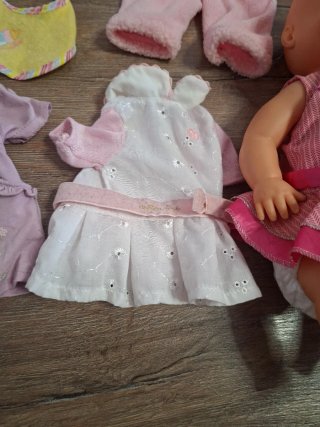 Muñeca bebé con ropa y accesorios