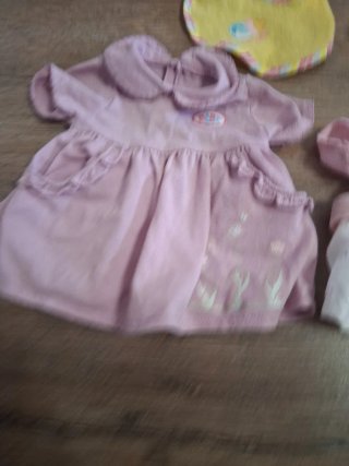 Muñeca bebé con ropa y accesorios