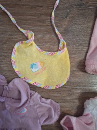 Muñeca bebé con ropa y accesorios