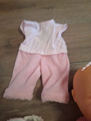 Muñeca bebé con ropa y accesorios