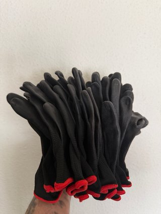 Guantes de trabajo negros con detalles rojos