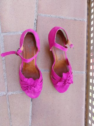Sandalias cuña fucsia con flores