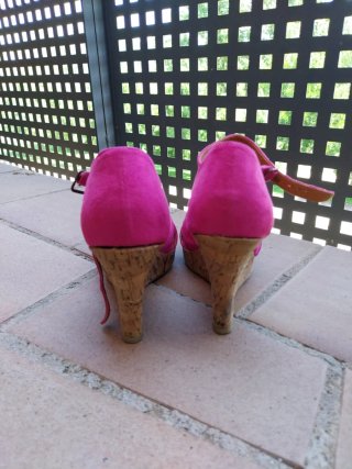 Sandalias cuña fucsia con flores