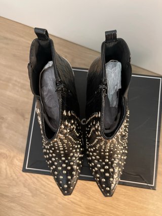 Botines negros tachuelas tacón plateado