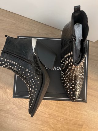 Botines negros tachuelas tacón plateado