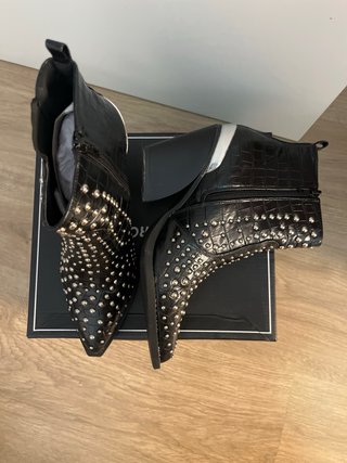 Botines negros tachuelas tacón plateado
