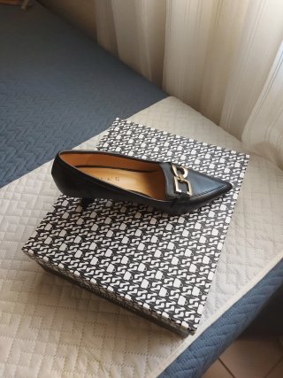 Zapatos salón negros con hebilla dorada