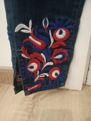 Vaqueros bordados azules