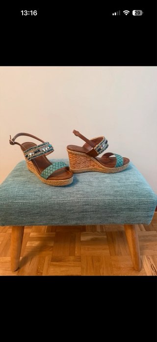 Sandalias cuña doradas y turquesa