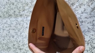 Bolso Primark beige con cadena