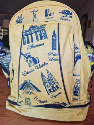 Mochila amarilla con estampados de viajes