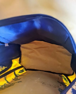 Mochila amarilla con estampados de viajes