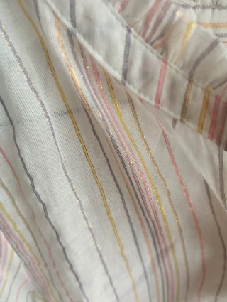 Blusa con etiqueta. crema y rayas finas