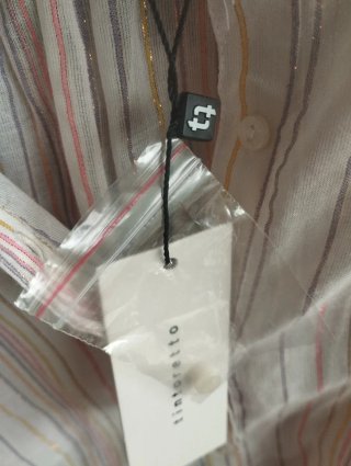 Blusa con etiqueta. crema y rayas finas
