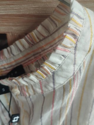 Blusa con etiqueta. crema y rayas finas