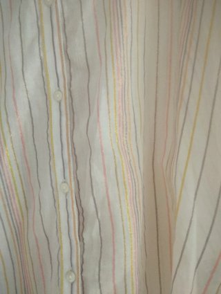 Blusa con etiqueta. crema y rayas finas