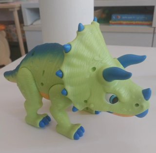 Triceratops de juguete con sonido