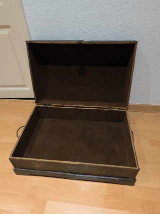 Baúl antiguo de madera oscuro
