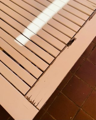 Mesa y sillas de exterior blancas de madera lacada