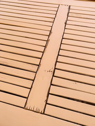 Mesa y sillas de exterior blancas de madera lacada