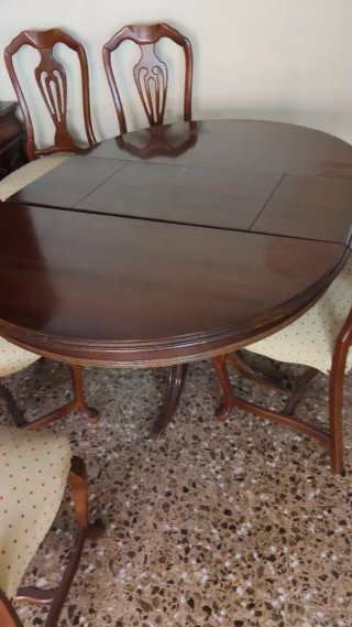Sillas antiguas de madera y tela