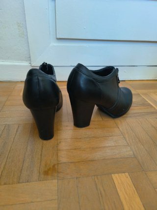 Botines negros de tacón con cremallera