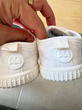 Zapatos blancos para bebé