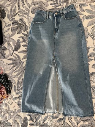 Falda vaquera larga con abertura. Talla entre XS-S